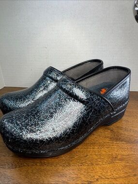 Dansko Professional XP Black & Blue Metallic Shiny Crackle Clogs, sz 38 7.5/8